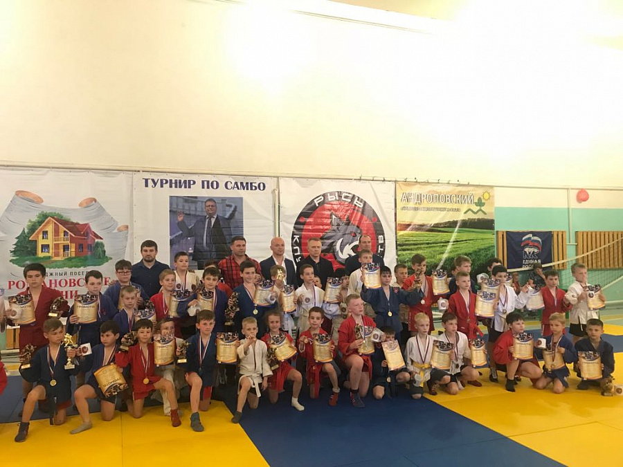Фото турнира по самбо в память об учредителе поселка «Романовские дачи» 